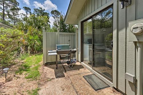 Modern Coastal Escape With Patio - 2mi To Beach