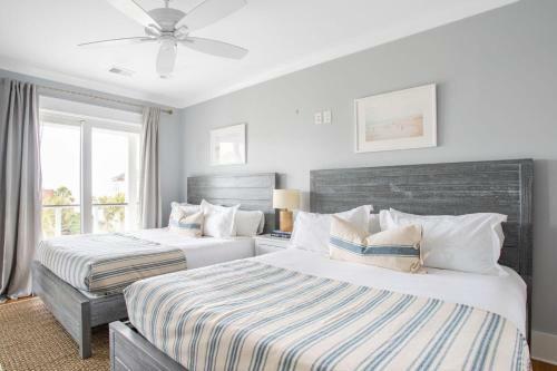 Pelican - Modern Beach Retreat W Patio & Pool
