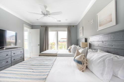 Pelican - Modern Beach Retreat W Patio & Pool
