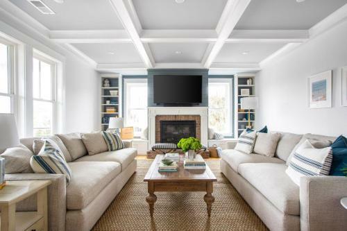 Pelican - Modern Beach Retreat W Patio & Pool