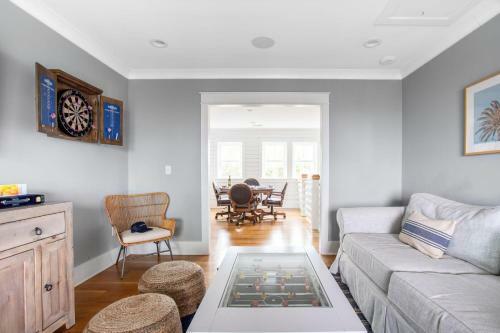 Pelican - Modern Beach Retreat W Patio & Pool