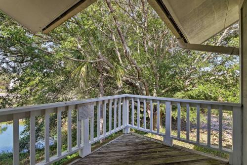 Breezy Southern Retreat With Deck - Walk To Beach!