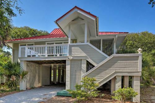 Breezy Southern Retreat With Deck - Walk To Beach!