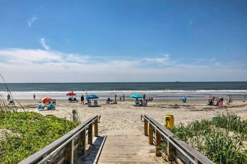 Breezy Southern Retreat With Deck - Walk To Beach!