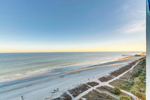 Aparthotel Oceanfront Condo Camelot By The Sea