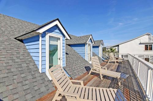 Charming Beach Home With Balconies & Lush Yard Home