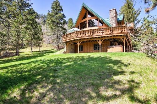 Black Hills Hideaway With Wraparound Deck And Hot Tub!