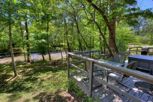 Living Waters #376 By Aunt Bug's Cabin Rentals