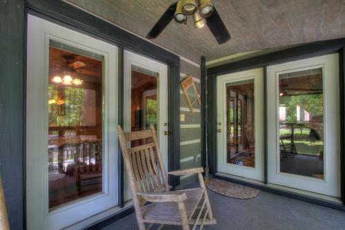 Living Waters #376 By Aunt Bug's Cabin Rentals
