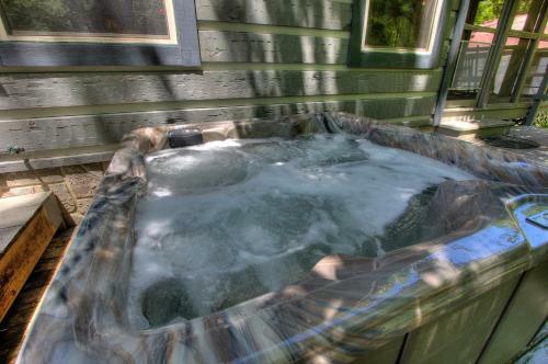 Living Waters #376 By Aunt Bug's Cabin Rentals