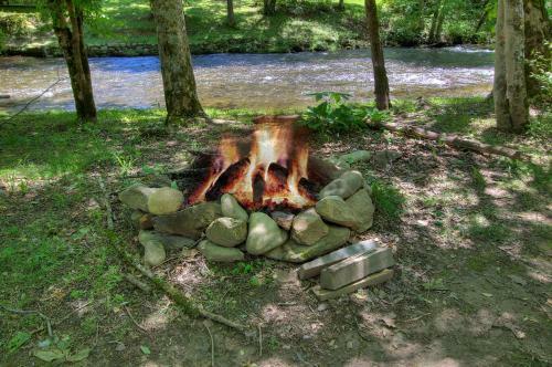 Living Waters #376 By Aunt Bug's Cabin Rentals