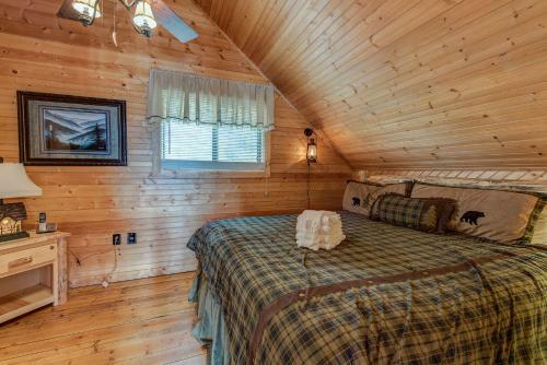 Dreams & Streams, 2 Bedrooms, Jetted Tub, Pool Table, Arcade, Sleeps 8