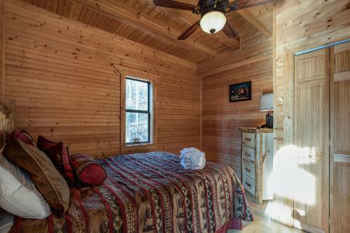 Dreams & Streams, 2 Bedrooms, Jetted Tub, Pool Table, Arcade, Sleeps 8