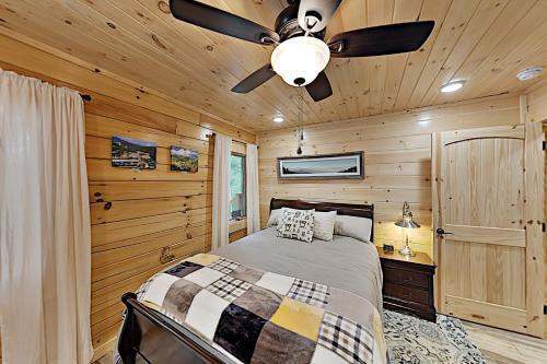 Mountain Wolf's Cabin - Basecamp Near Downtown Home