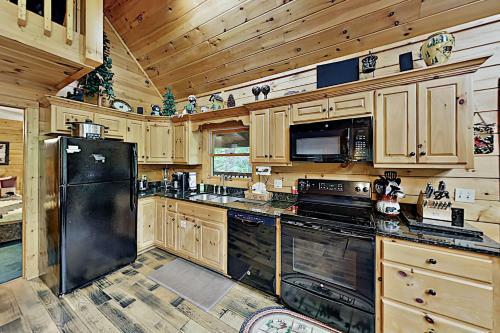 The Bear Essentials Getaway With Hot Tub Cabin