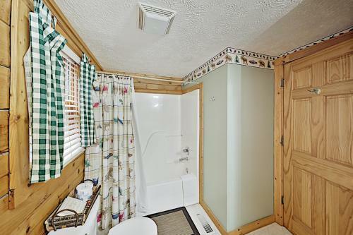 The Bear Essentials Getaway With Hot Tub Cabin