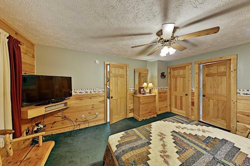 The Bear Essentials Getaway With Hot Tub Cabin