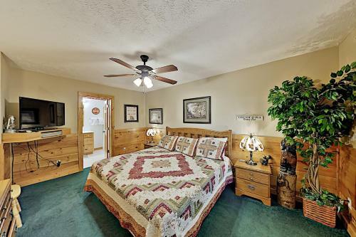 The Bear Essentials Getaway With Hot Tub Cabin