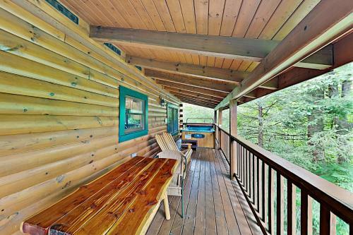 The Bear Essentials Getaway With Hot Tub Cabin