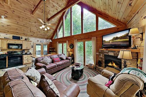The Bear Essentials Getaway With Hot Tub Cabin