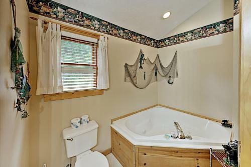 The Bear Essentials Getaway With Hot Tub Cabin