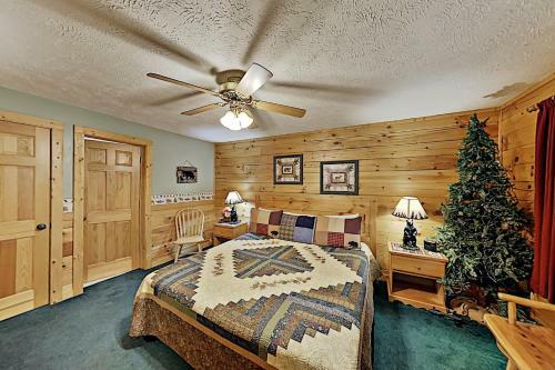 The Bear Essentials Getaway With Hot Tub Cabin
