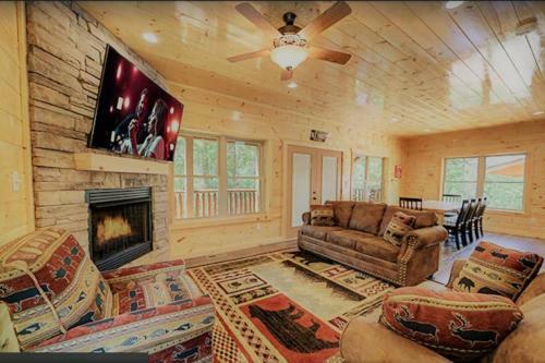 Luxury 5/5.5 Cabin: Theater + Game Room!