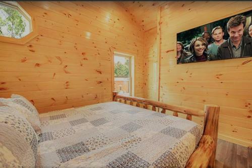 Luxury 5/5.5 Cabin: Theater + Game Room!