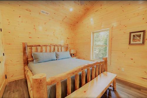 Luxury 5/5.5 Cabin: Theater + Game Room!