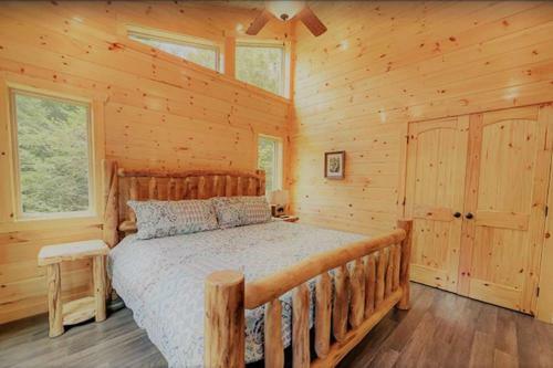 Luxury 5/5.5 Cabin: Theater + Game Room!