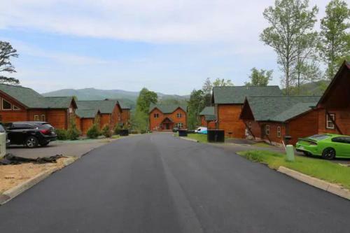Luxury 5/5.5 Cabin: Theater + Game Room!