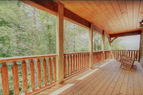 Luxury 5/5.5 Cabin: Theater + Game Room!