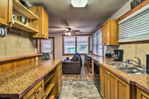 Rustic Cabin With Hot Tub And Deck About 10 Mi To Dollywood