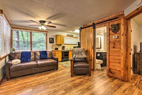 Rustic Cabin With Hot Tub And Deck About 10 Mi To Dollywood