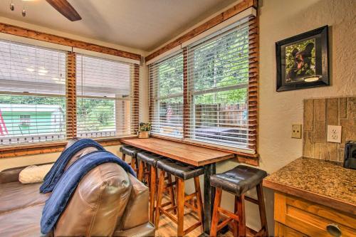 Rustic Cabin With Hot Tub And Deck About 10 Mi To Dollywood