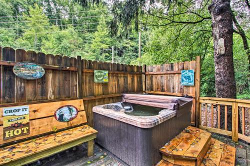 Rustic Cabin With Hot Tub And Deck About 10 Mi To Dollywood
