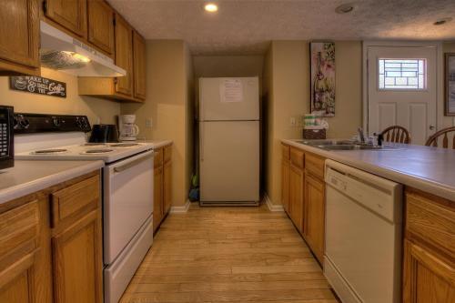 Bear Run Getaway #1136 By Aunt Bug's Cabin Rentals