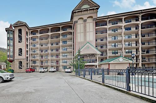 Apartamento Luxe Creekside End Unit With Pool - Walk Downtown! Condo