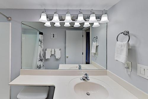 Apartamento Luxe Creekside End Unit With Pool - Walk Downtown! Condo