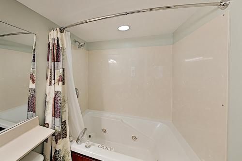 Apartamento Luxe Creekside End Unit With Pool - Walk Downtown! Condo