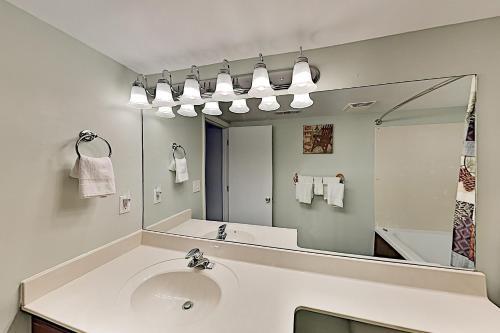 Apartamento Luxe Creekside End Unit With Pool - Walk Downtown! Condo