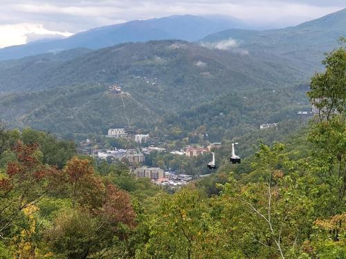 Bear Mountain Retreat - Big Views, Spa, Game Room Home