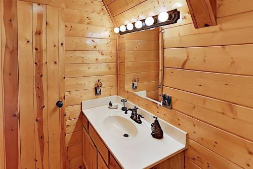 Bear Mountain Retreat - Big Views, Spa, Game Room Home