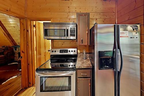 Bear Mountain Retreat - Big Views, Spa, Game Room Home