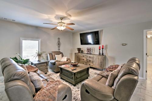 Memphis Home On 20 Acres, 10 Mi To Downtown!
