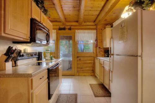 Lucky Logs #283 By Aunt Bug's Cabin Rentals