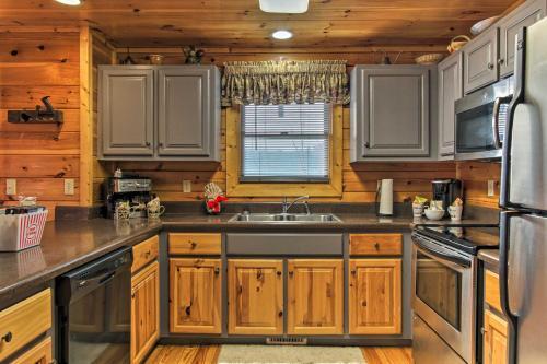 Smoky Mountains Cabin With Hot Tubs And Views!