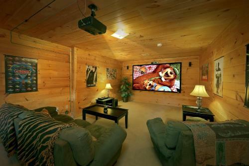 Private Paradise #2810 By Aunt Bug's Cabin Rentals