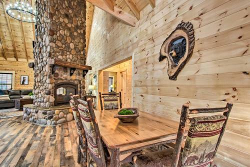 Riverfront Cabin With Hot Tub - 3 Miles To Dollywood
