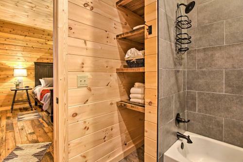Riverfront Cabin With Hot Tub - 3 Miles To Dollywood